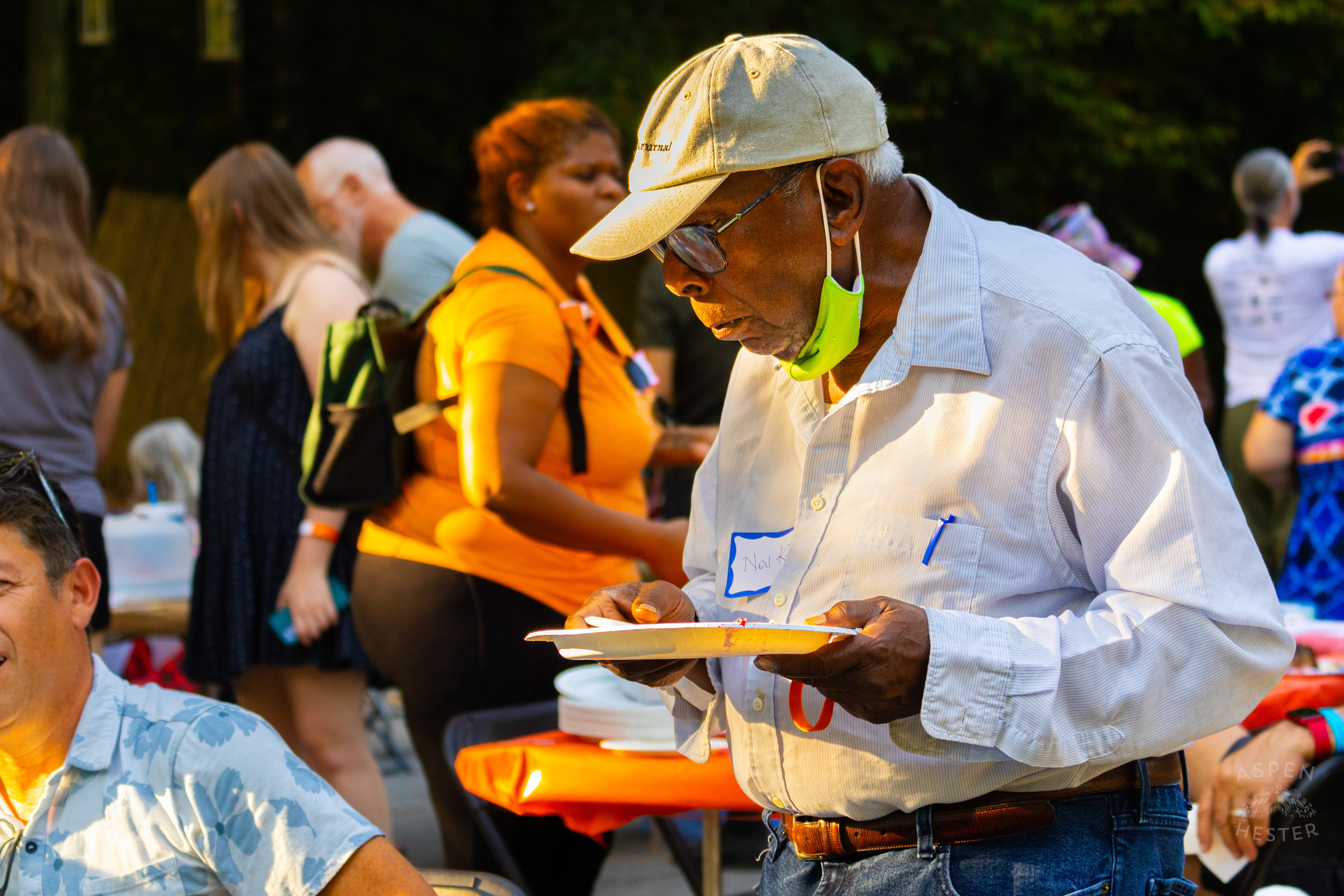 Community Members Eating from The Big Table at Iroquois Park. September 15th, 2024/Aspen Hester
