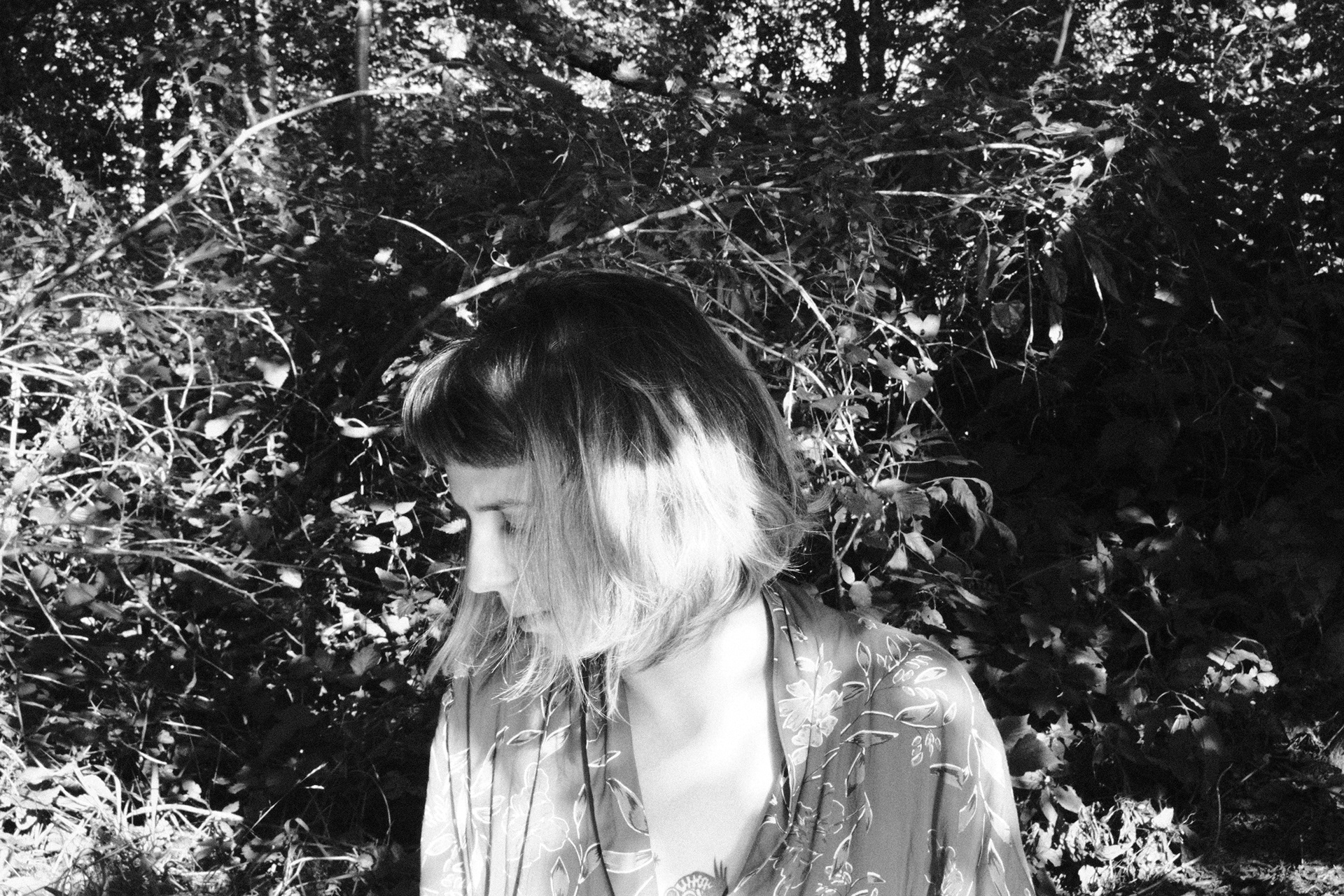 portret czarno bialy dziewczyna z tatuazem