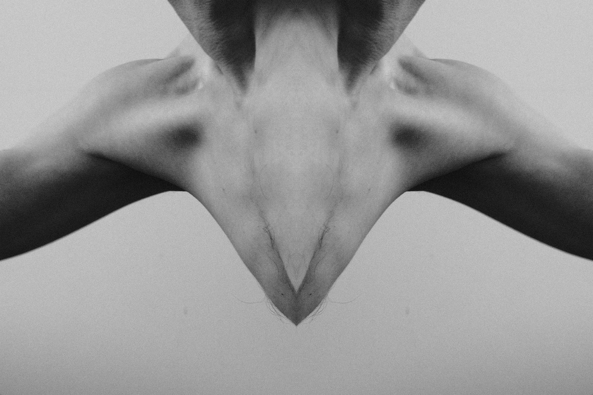 ramiona mężczyzny czerń i biel