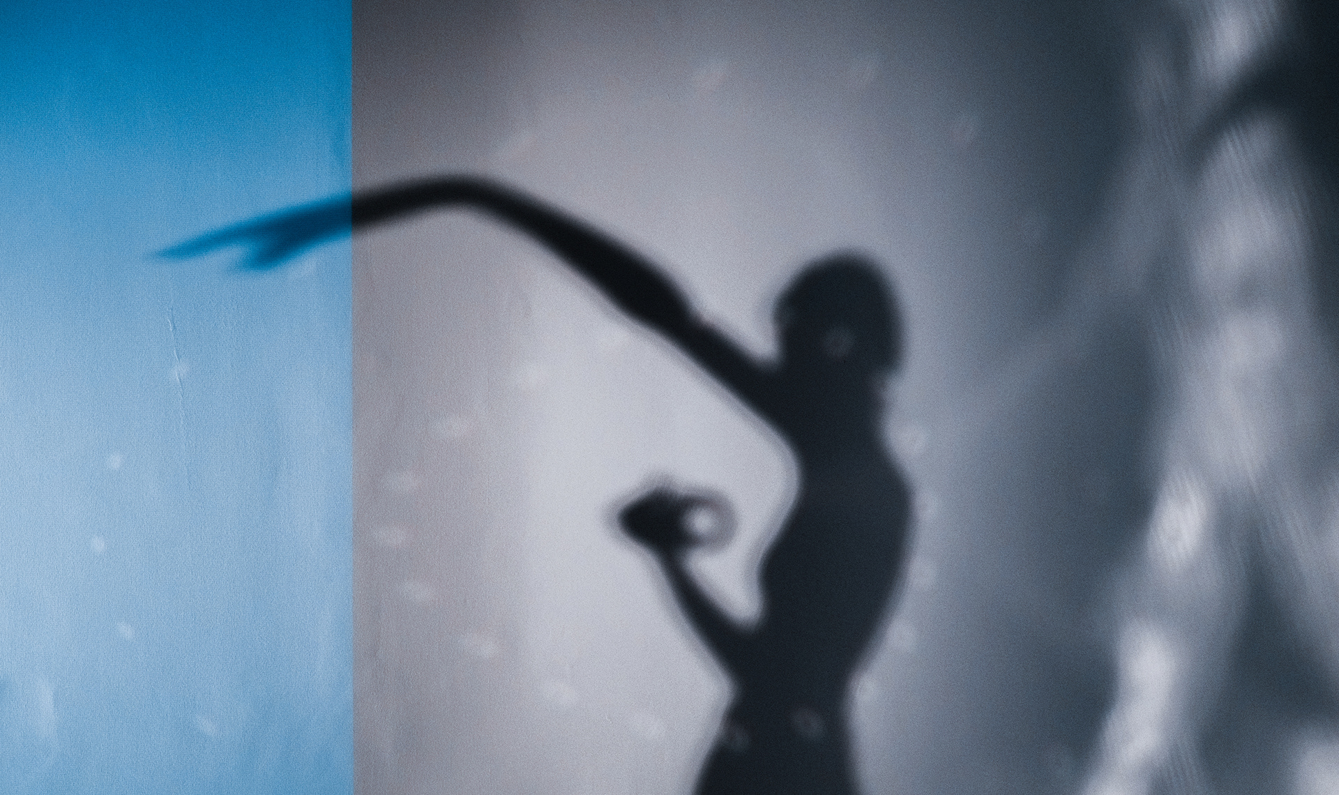 cień kobiety z długą ręką