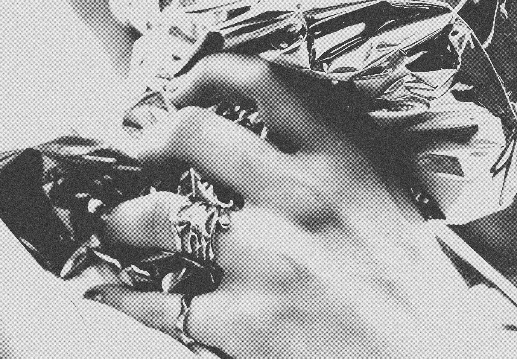 sesje foto z muzykami reka pierscien folia czarno biale piotr podgajny