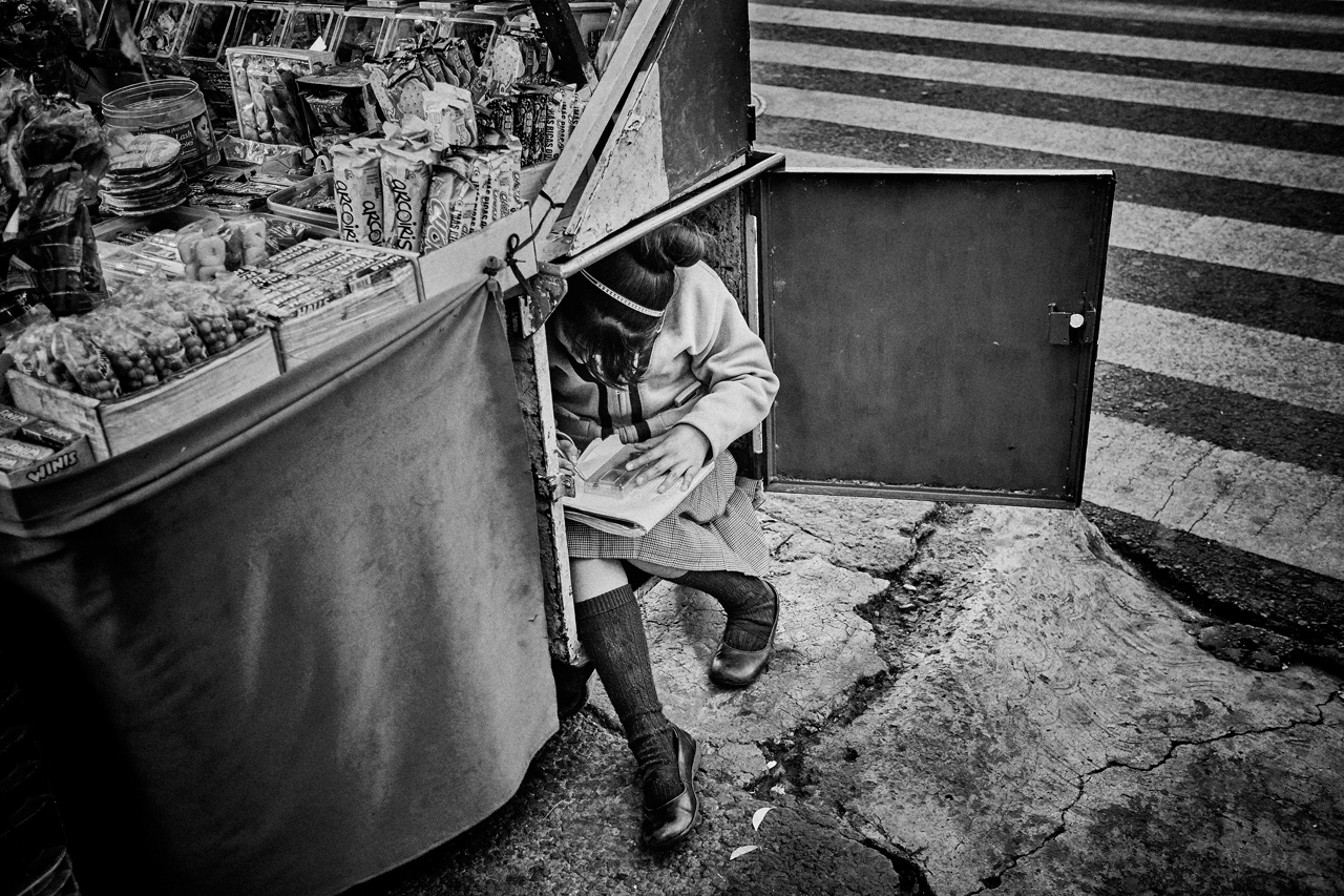 Écolière faisant ses devoirs, Mexico DF, Mexique, 2014