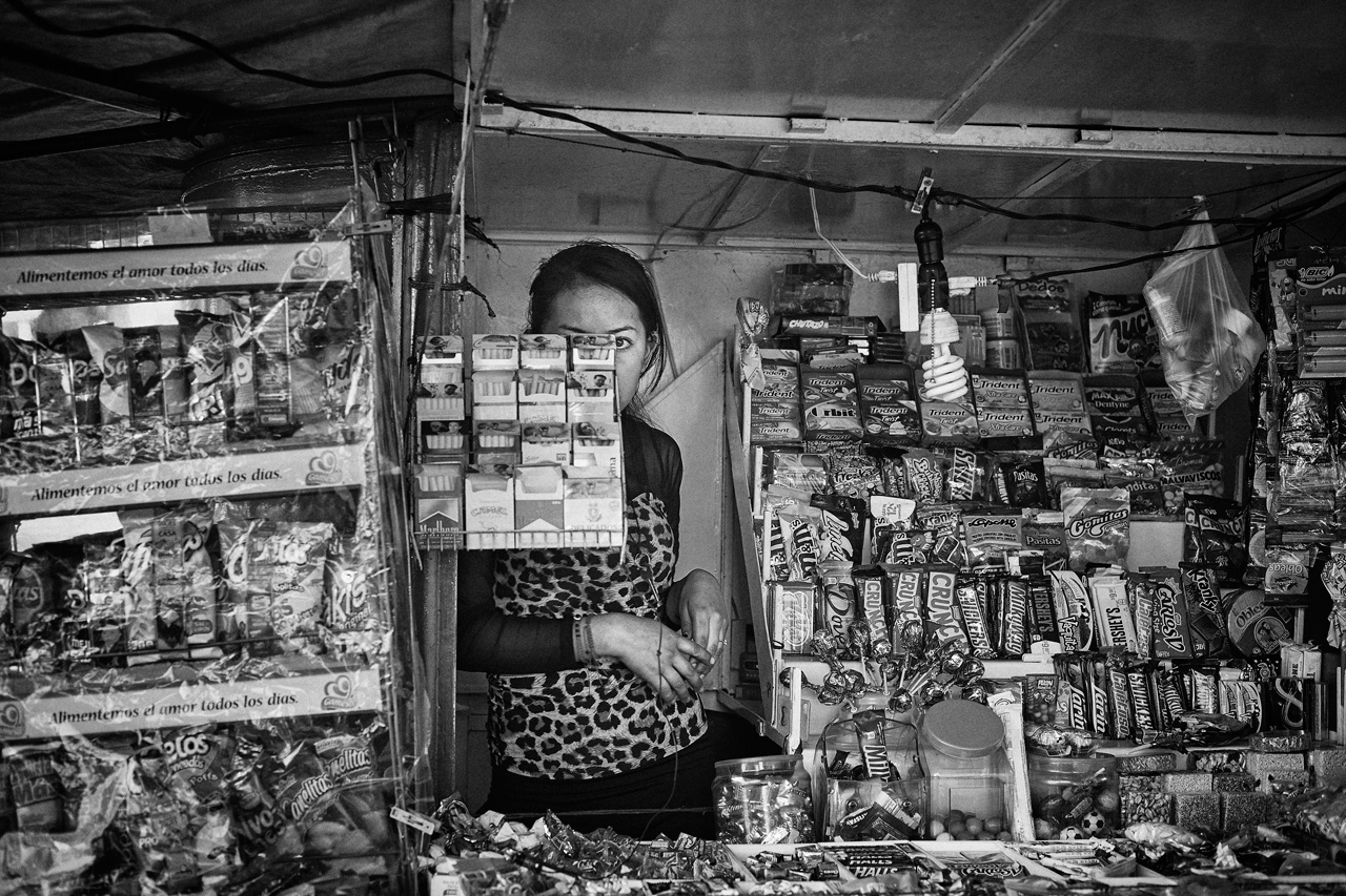Marchande dans son kiosque, Mexico DF, Mexique, 2014