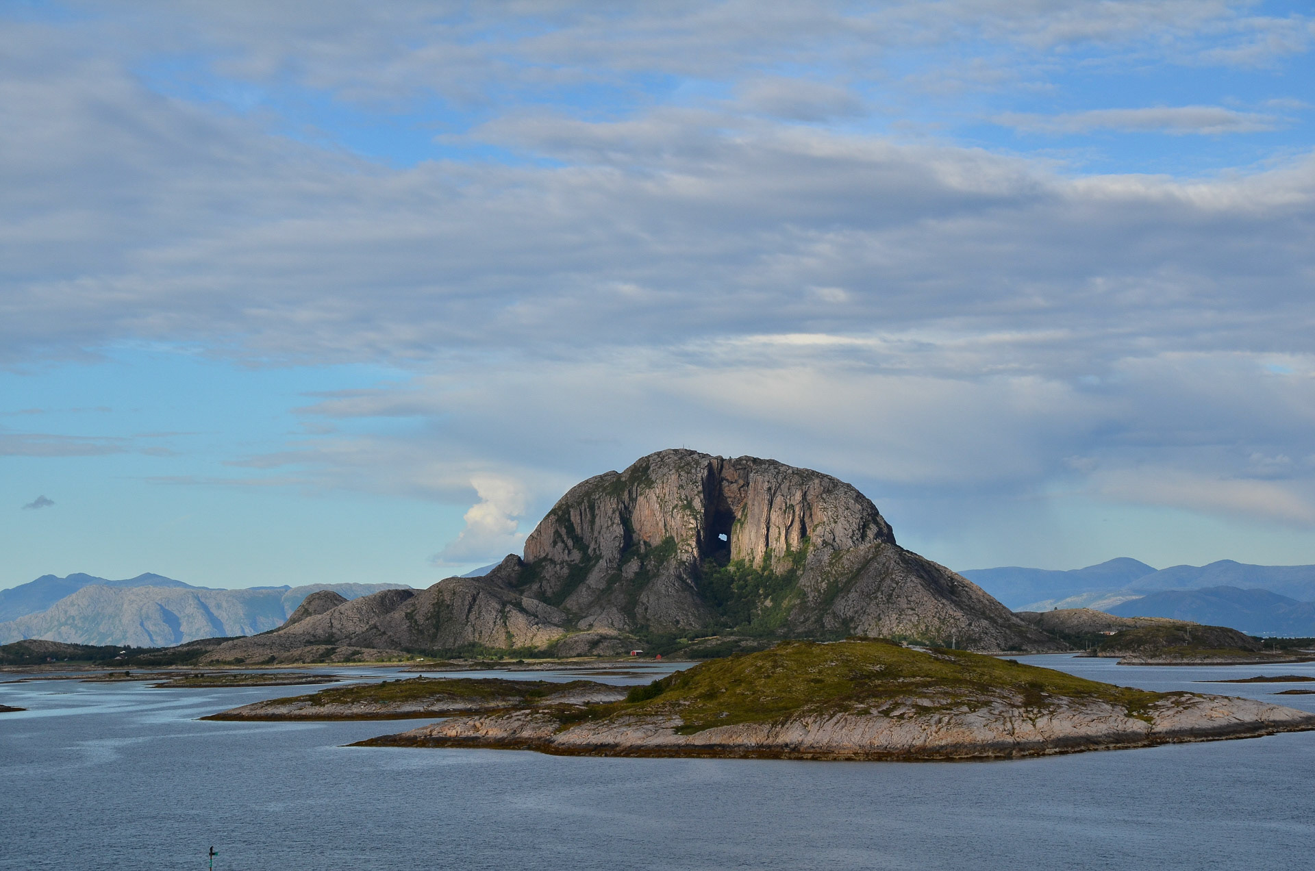 Torghatten, trou dans la montagne