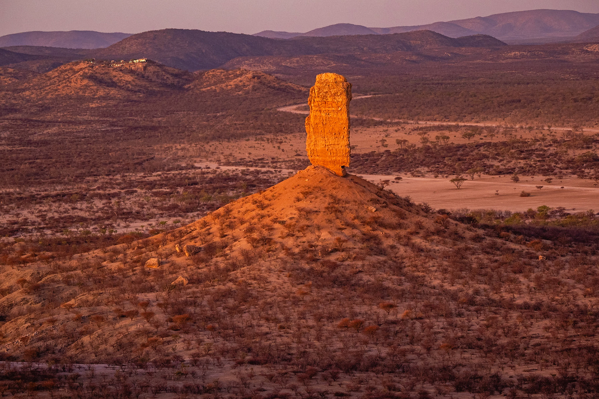 Vingerklip rots tijdens zonsondergang -Damaraland,Outjo