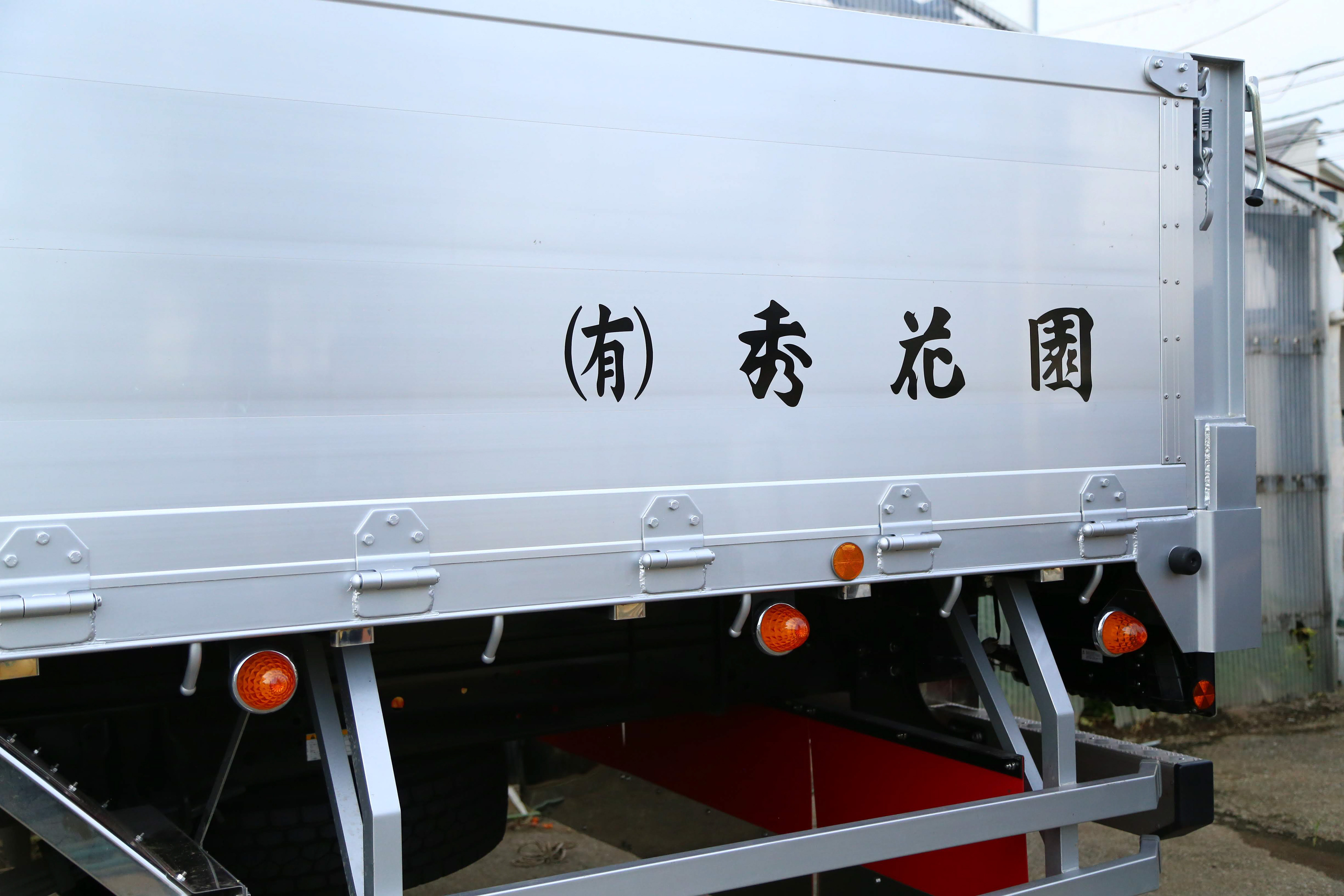 トラック|現場着の樹木を運ぶ