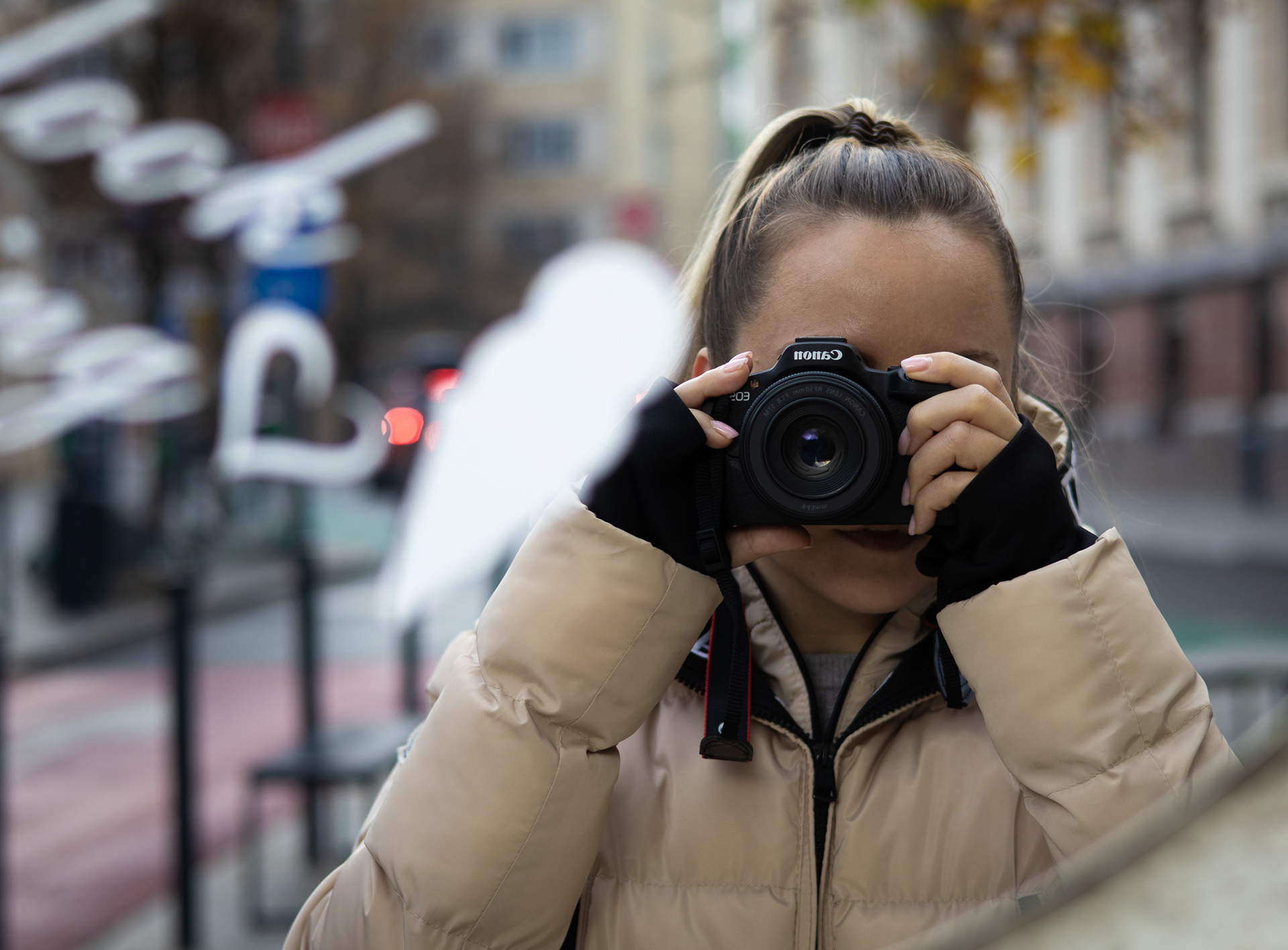 Imagine cu o fotografă ce se pozează în oglindă cu camera sa foto, Canon.