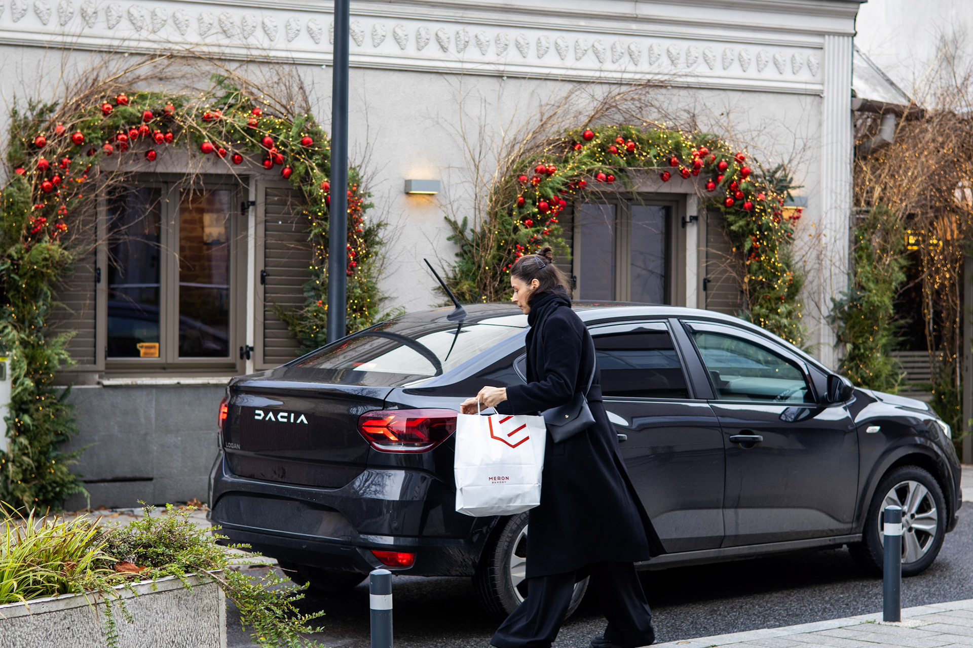 Tânără ce trece strada, lângă un local de pe strada Sindicatelor, din Cluj-Napoca.
