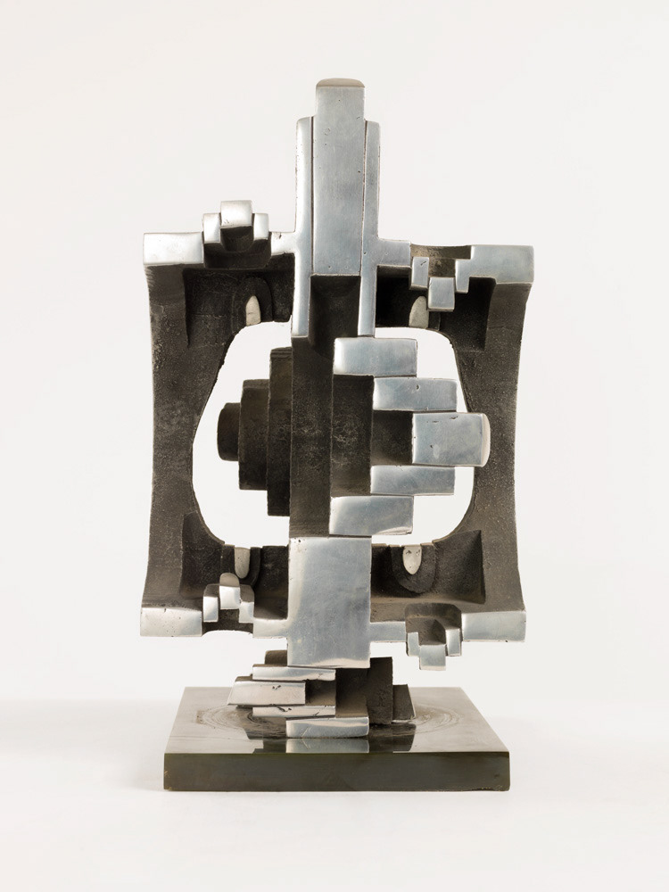 THIBAUD (WEISZ Thibaud, dit). "Le Phare". Fonte d'aluminium sur socle en époxy. Paris, musée d'Art moderne. © Julien vidal / Roger-Viollet