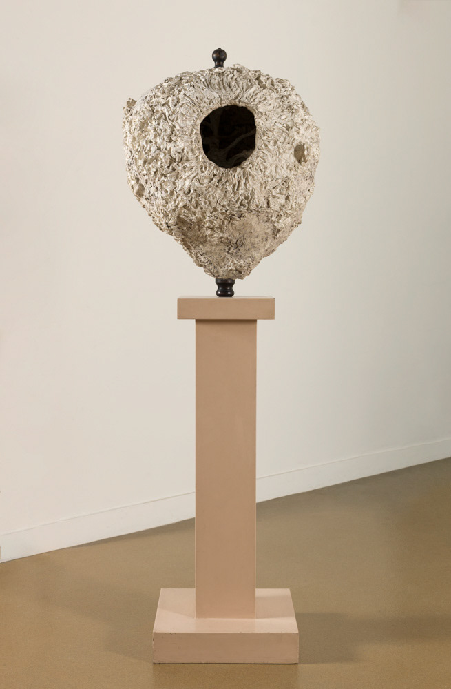 MALAVAL Robert. L'aliment blanc dedans dehors. Carton-pâte sur porte-chapeau. 1962. Paris, musée d'Art moderne. © Julien vidal / Roger-Viollet