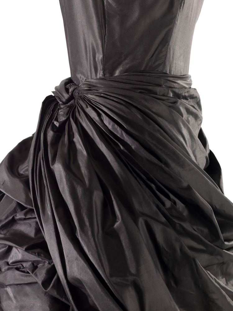 Cristobal Balenciaga (1895-1972). Robe "Eisa". Taffetas de soie, noir, bouillonnés, pan froncé. 1950. Galliera, musée de la Mode de la Ville de Paris. © Julien vidal / Roger-Viollet