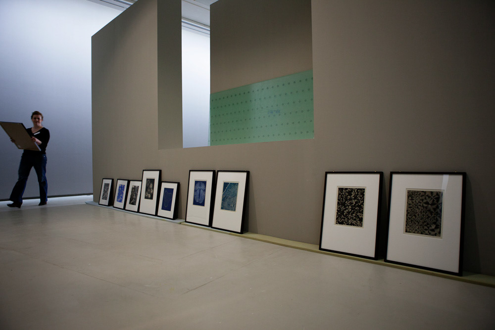 Accrochage de l'exposition "Laure Albin Guillot (1879-1962), l'enjeu classique" au Jeu de Paume. Paris, 18 février 2013.  © Julien Vidal / Parisienne de Photo / Roger-Viollet