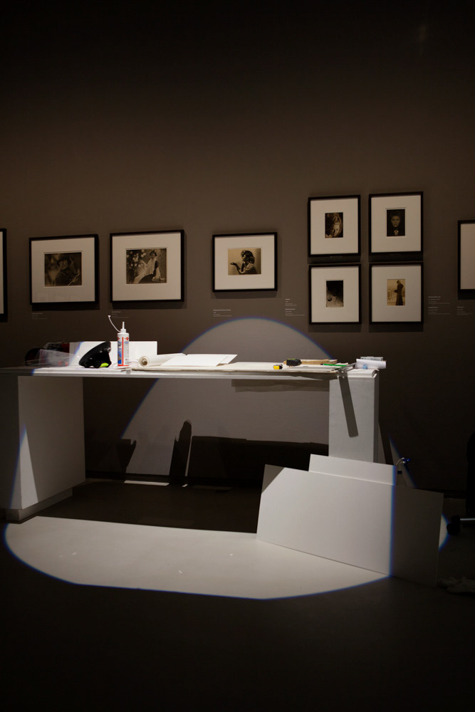 Accrochage de l'exposition "Laure Albin Guillot (1879-1962), l'enjeu classique" au Jeu de Paume. Paris, 18 février 2013.  © Julien Vidal / Parisienne de Photo / Roger-Viollet