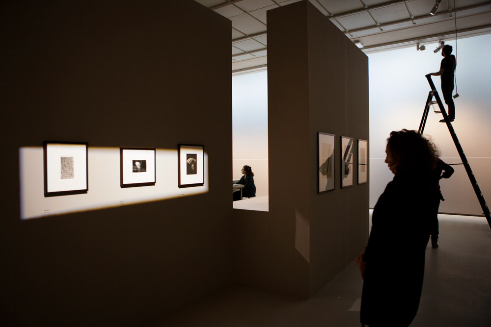 Accrochage de l'exposition "Laure Albin Guillot (1879-1962), l'enjeu classique" au Jeu de Paume. Paris, 18 février 2013.  © Julien Vidal / Parisienne de Photo / Roger-Viollet