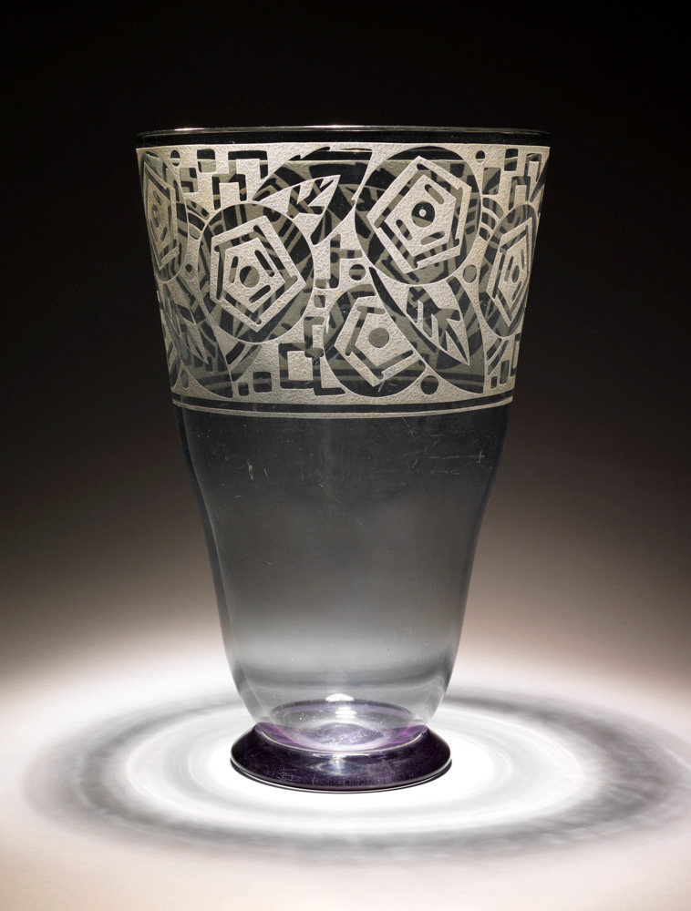 DAUM Michel. "Vase". Verre blanc gravé. Paris, musée d'Art moderne. © Julien Vidal / Roger-Viollet