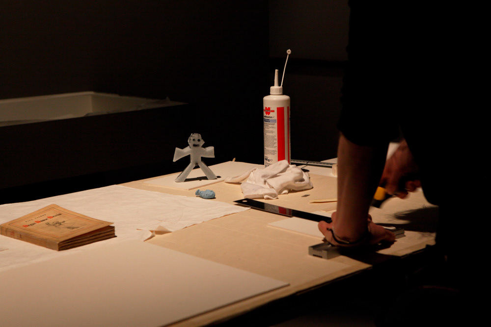 Accrochage de l'exposition "Laure Albin Guillot (1879-1962), l'enjeu classique" au Jeu de Paume. Paris, 18 février 2013.  © Julien Vidal / Parisienne de Photo / Roger-Viollet