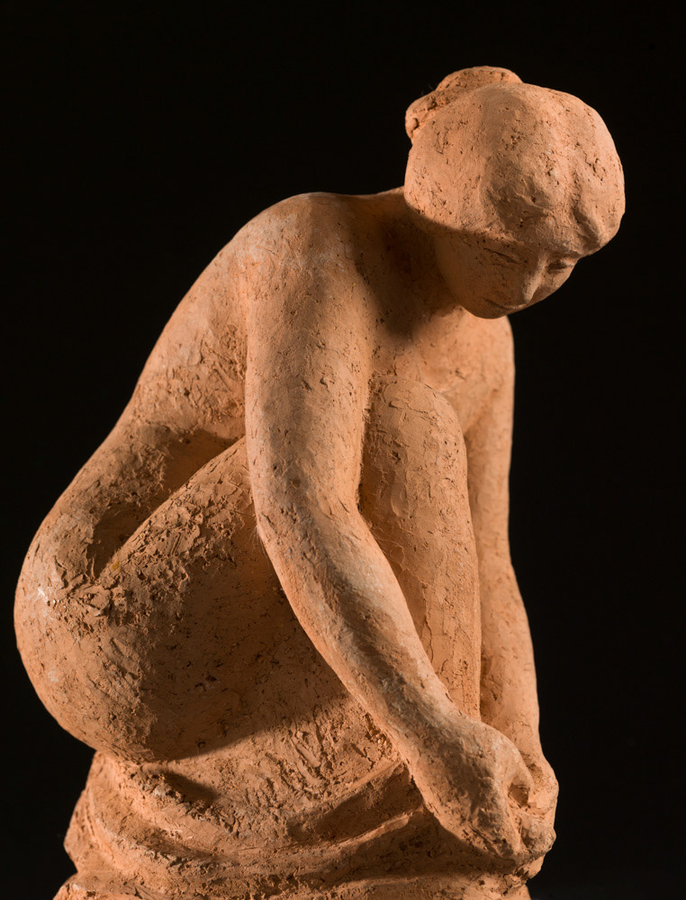 Maillol, Aristide. "Femme agenouillée tenant son pied droit". Terre cuite. 1918. Musée des Beaux-Arts de la Ville de Paris, Petit Palais. © Julien vidal / Roger-Viollet