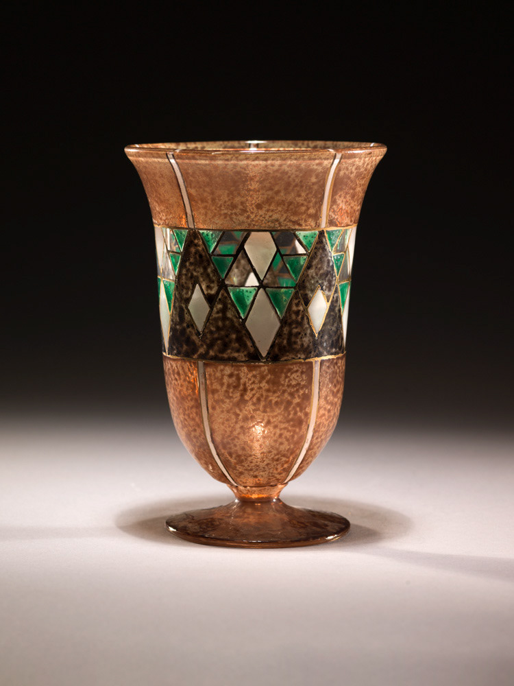 NICOLE M. "Vase". Verre émaillé. Paris, musée d'Art moderne. © Julien vidal / Roger-Viollet