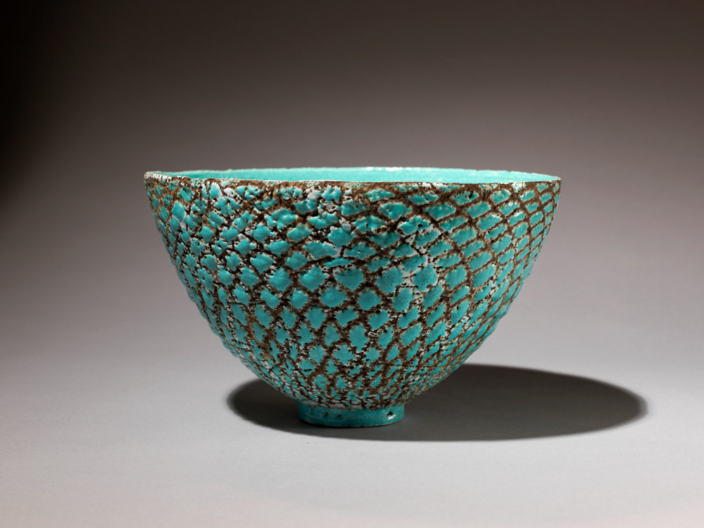 BESNARD Jean. "Coupe". Email bleu, décor de quadrillage brun granuleux mat et rehauts d’émail blanc, intérieur craquelé et rehaussé d’émail. 1930 - 1939. Paris, musée d'Art moderne. © Julien vidal / Roger-Viollet