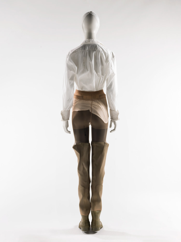 Martin Margiela (né en 1957). Chemise d'homme, ceinture, paire de bottes de pêche portées en cuissardes et collants. Popeline de coton, métal et gros grain, caoutchouc, résille de nylon. Automne-hiver 1990. Galliera, musée de la Mode de la Ville de Paris. © Julien vidal / Roger-Viollet