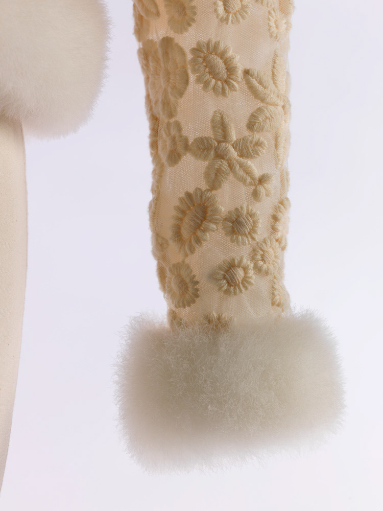 Garde-robe de Dalida. Nina Ricci (1883-1970). Boléro. Tulle blanc entièrement brodé de motifs en laine écrue (genre broderie de Saint Gall), bordure de cygne blanc. 1965-1966. Galliera, musée de la Mode de la Ville de Paris. © Julien vidal / Roger-Viollet