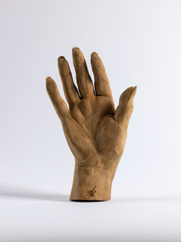 Girolami. "Main droite de Victor Hugo (1802-1885)". Moulage d'époque en plâtre ocré. Paris, musée Carnavalet.  © Julien vidal / Roger-Viollet
