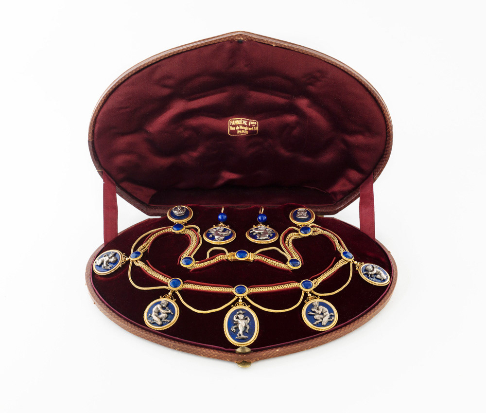 Auguste Fannière (1818-1900) et Joseph Fannière (1820-1897). Parure. Or, argent, lapis-lazuli. Vers 1865. Musée des Beaux-Arts de la Ville de Paris, Petit Palais. © Julien vidal / Roger-Viollet