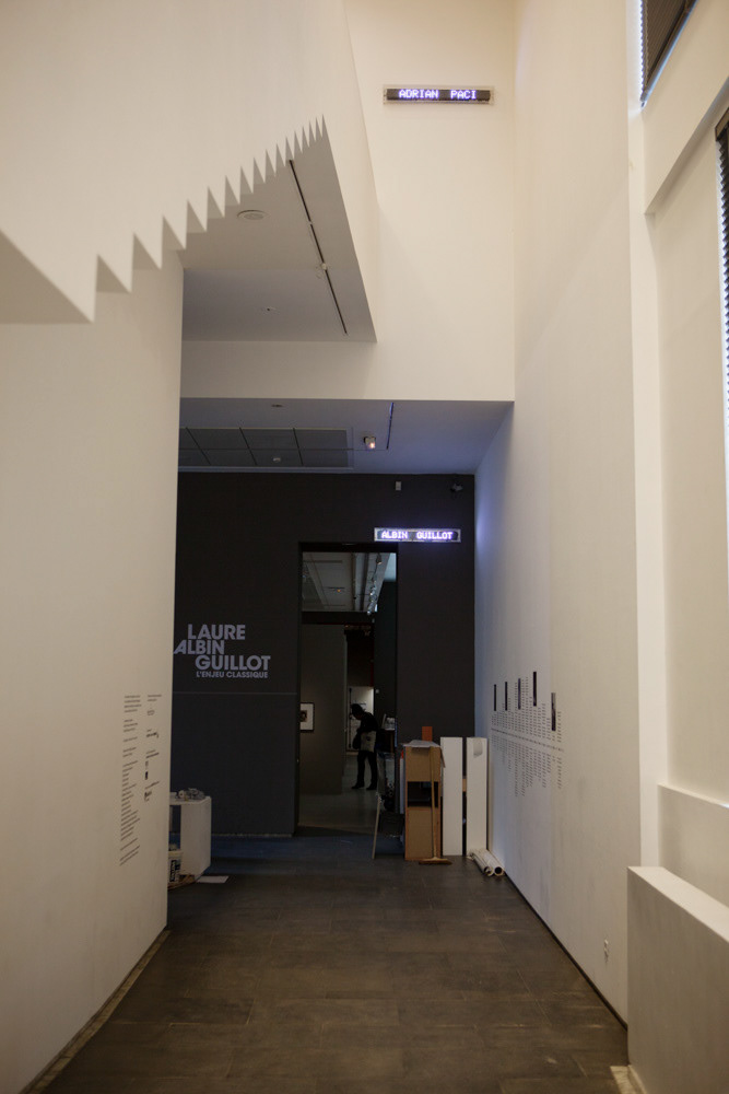 Accrochage de l'exposition "Laure Albin Guillot (1879-1962), l'enjeu classique" au Jeu de Paume. Paris, 18 février 2013.  © Julien Vidal / Parisienne de Photo / Roger-Viollet