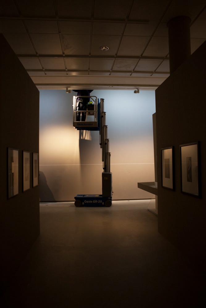 Accrochage de l'exposition "Laure Albin Guillot (1879-1962), l'enjeu classique" au Jeu de Paume. Paris, 18 février 2013.  © Julien Vidal / Parisienne de Photo / Roger-Viollet