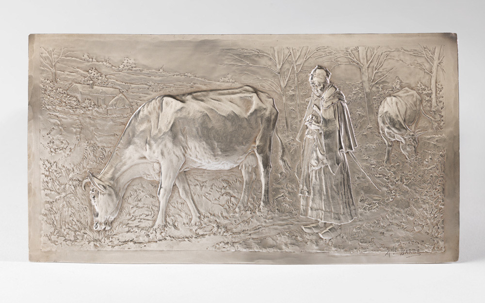 Barré, Aristide. "Gardienne de vaches". Argent repoussé. 1905. Musée des Beaux-Arts de la Ville de Paris, Petit Palais. © Julien vidal / Roger-Viollet