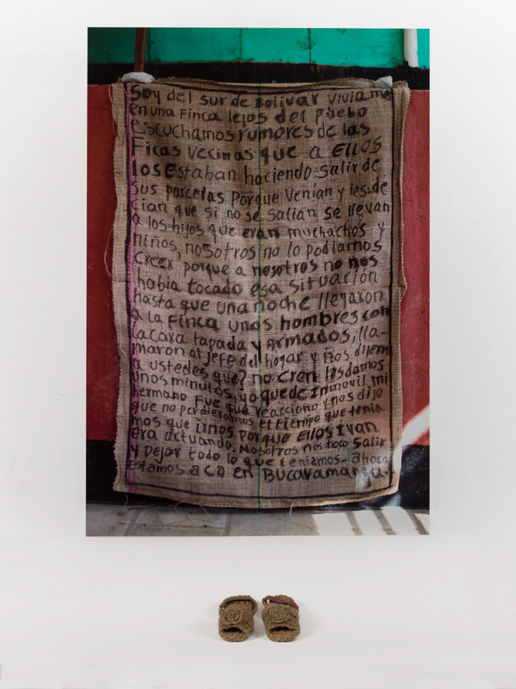 Marcos Avila Forero (née en 1983). "Alpargatas de Zuratoque, Costal #1, Famille Alza Medina". 2013. Paris, fonds municipal d'art contemporain. © Julien vidal / Roger-Viollet