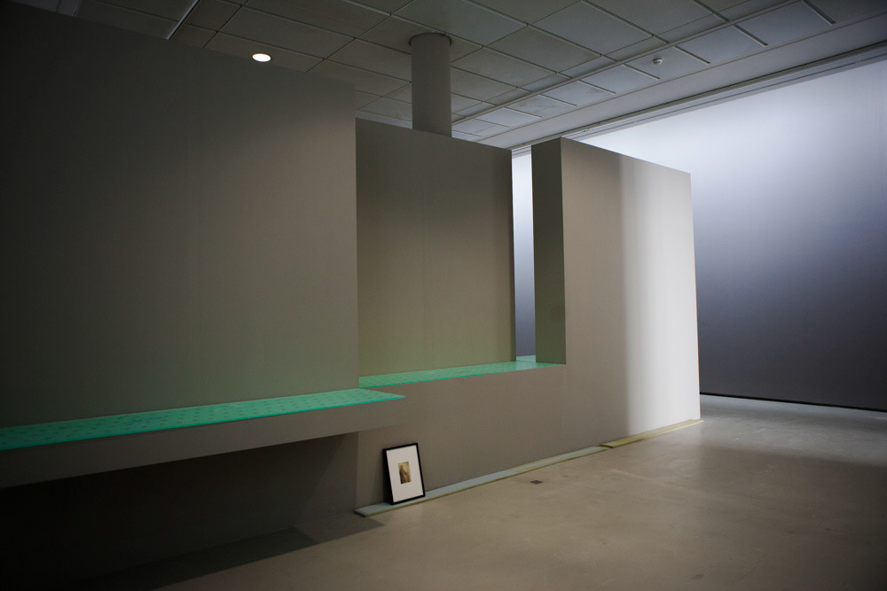 Accrochage de l'exposition "Laure Albin Guillot (1879-1962), l'enjeu classique" au Jeu de Paume. Paris, 18 février 2013.  © Julien Vidal / Parisienne de Photo / Roger-Viollet