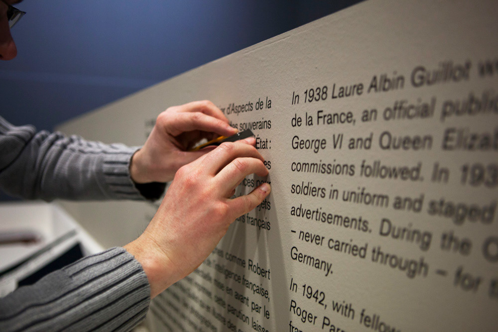 Accrochage de l'exposition "Laure Albin Guillot (1879-1962), l'enjeu classique" au Jeu de Paume. Paris, 18 février 2013.  © Julien Vidal / Parisienne de Photo / Roger-Viollet
