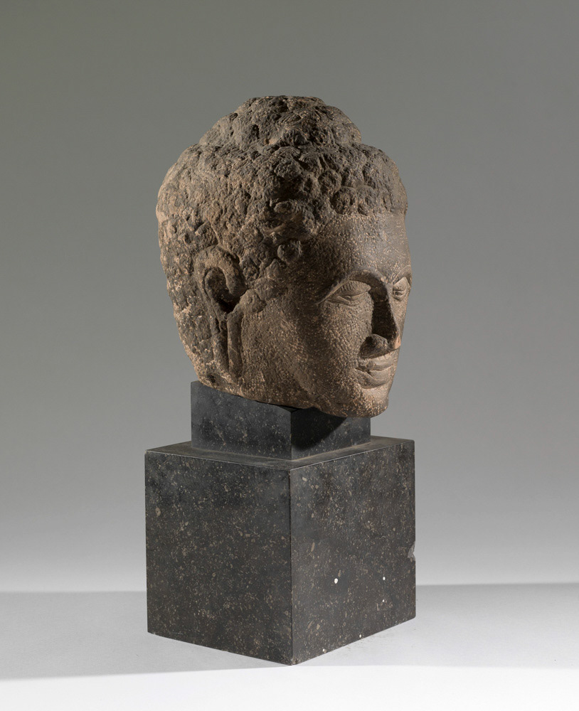 "Tête de Buddha". Pierre. Paris, musée Cernuschi. © Julien vidal / Roger-Viollet