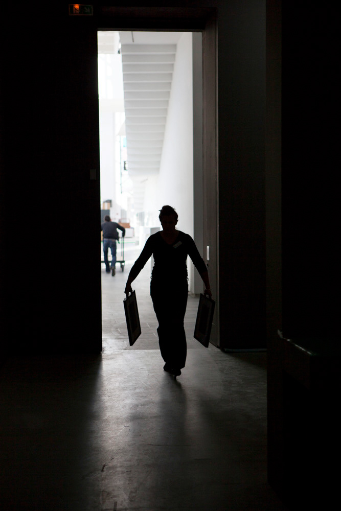 Accrochage de l'exposition "Laure Albin Guillot (1879-1962), l'enjeu classique" au Jeu de Paume. Paris, 18 février 2013.  © Julien Vidal / Parisienne de Photo / Roger-Viollet