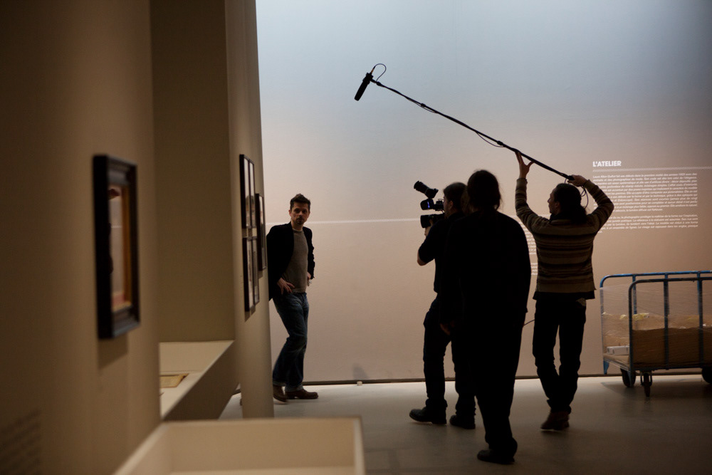 Accrochage de l'exposition "Laure Albin Guillot (1879-1962), l'enjeu classique" au Jeu de Paume. Paris, 18 février 2013.  © Julien Vidal / Parisienne de Photo / Roger-Viollet