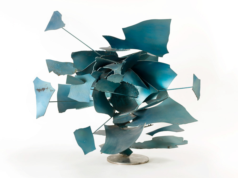 GUINO Michel. "Rire bleu". Inox réfractaire émaillé à froid. vers 1968. Paris, musée d'Art moderne. © Julien vidal / Roger-Viollet