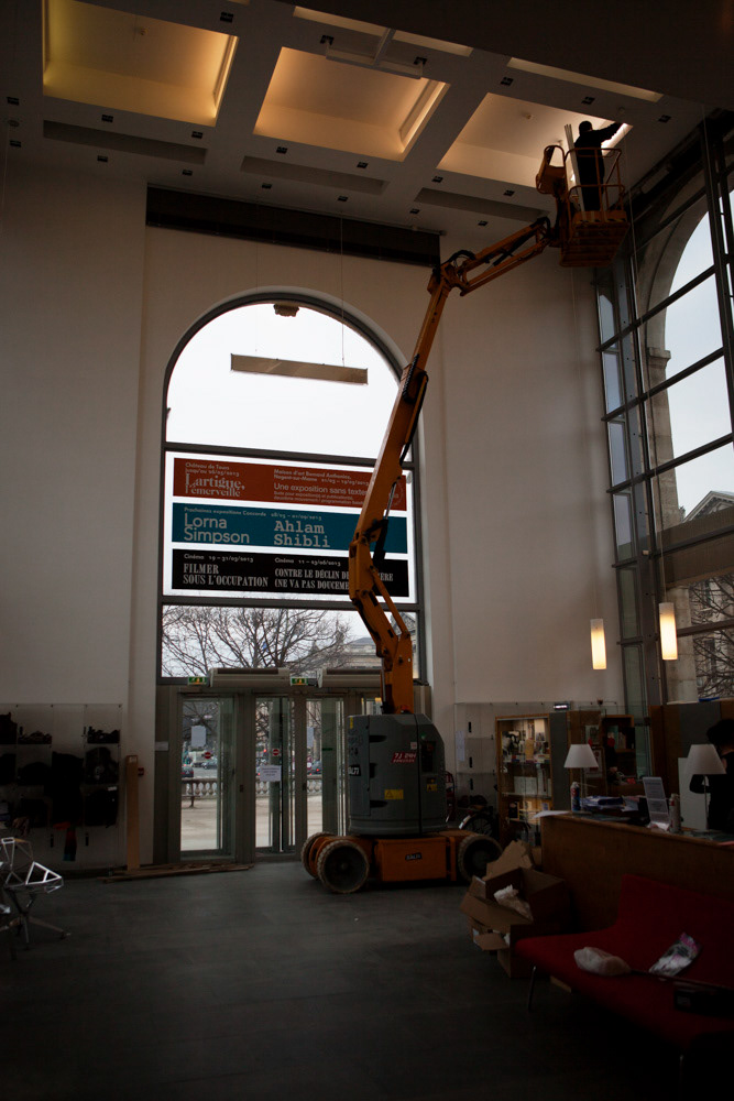 Accrochage de l'exposition "Laure Albin Guillot (1879-1962), l'enjeu classique" au Jeu de Paume. Paris, 18 février 2013.  © Julien Vidal / Parisienne de Photo / Roger-Viollet