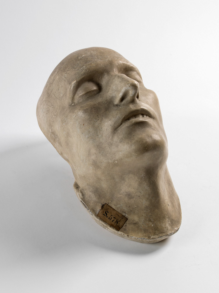 François Antommarchi. "Portrait masque mortuaire de Napoléon 1er (1769-1821)". Moulage d'époque en plâtre ocré. Paris, musée Carnavalet. © Julien vidal / Roger-Viollet
