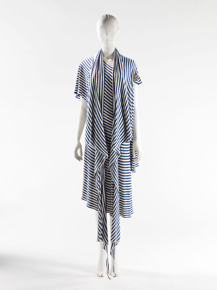 Martin Margiela (né en 1957). Robe et écharpe (ensemble). Cible en jersey de soie (100%) imprimé et découpée, 2007. Galliera, musée de la Mode de la Ville de Paris. © Julien vidal / Roger-Viollet