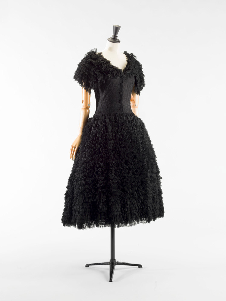 Cristobal Balenciaga (1895-1972). Robe. Petits volants de dentelle noire montés sur tulle noir. Crin noir. 1954-1955. Galliera, musée de la Mode de la Ville de Paris. © Julien vidal / Roger-Viollet