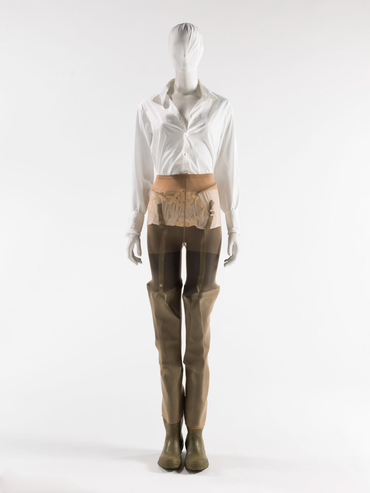 Martin Margiela (né en 1957). Chemise d'homme, ceinture, paire de bottes de pêche portées en cuissardes et collants. Popeline de coton, métal et gros grain, caoutchouc, résille de nylon. Automne-hiver 1990. Galliera, musée de la Mode de la Ville de Paris. © Julien vidal / Roger-Viollet