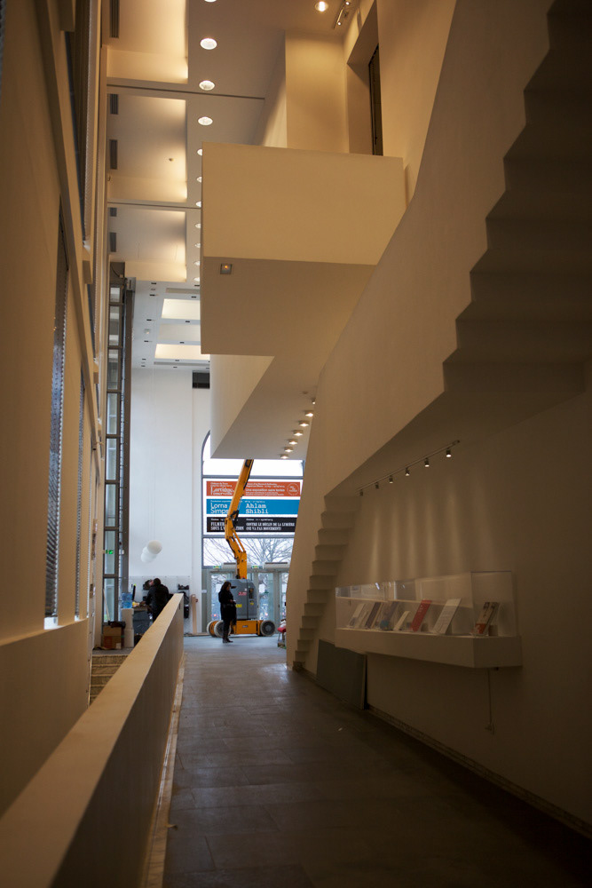 Accrochage de l'exposition "Laure Albin Guillot (1879-1962), l'enjeu classique" au Jeu de Paume. Paris, 18 février 2013.  © Julien Vidal / Parisienne de Photo / Roger-Viollet