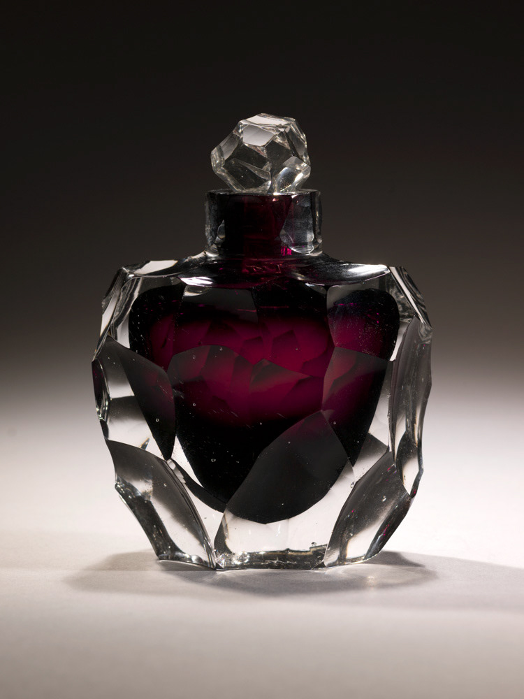 MARINOT Maurice. "Flacon". Verre. vers 1936. Paris, musée d'Art moderne. © Julien vidal / Roger-Viollet