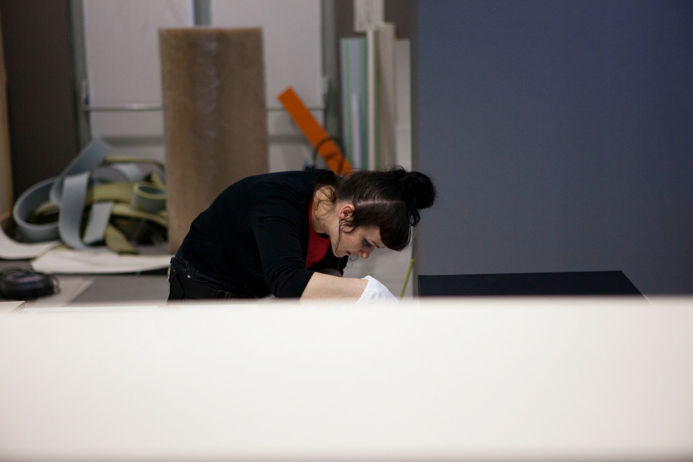 Accrochage de l'exposition "Laure Albin Guillot (1879-1962), l'enjeu classique" au Jeu de Paume. Paris, 18 février 2013.  © Julien Vidal / Parisienne de Photo / Roger-Viollet