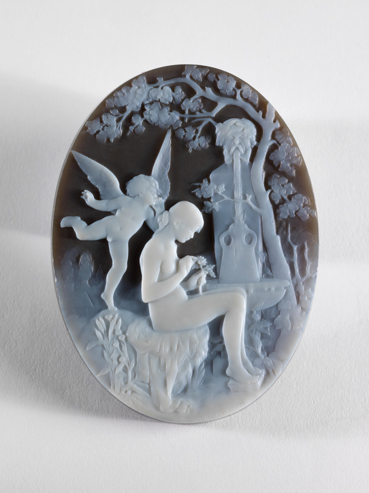 Tonnellier, Georges. "Idylle". Camée sur sardonyx à deux couches. 1900. Musée des Beaux-Arts de la Ville de Paris, Petit Palais. © Julien vidal / Roger-Viollet