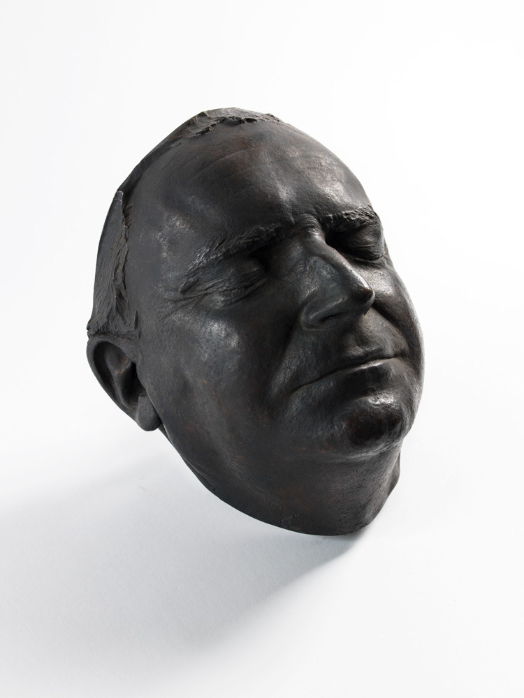 Anonyme. "Masque de Marcel Achard". Bronze. Paris, musée Carnavalet. © Julien vidal / Roger-Viollet