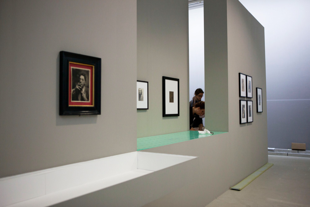 Accrochage de l'exposition "Laure Albin Guillot (1879-1962), l'enjeu classique" au Jeu de Paume. Paris, 18 février 2013.  © Julien Vidal / Parisienne de Photo / Roger-Viollet