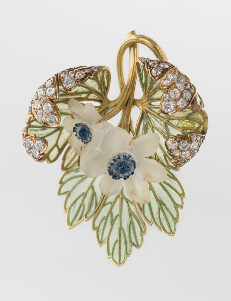 René Lalique (1860-1945). Pendentif Anémone des bois. Or, diamants, émail, pâte de verre. Vers 1900. Musée des Beaux-Arts de la Ville de Paris, Petit Palais. © Julien vidal / Roger-Viollet