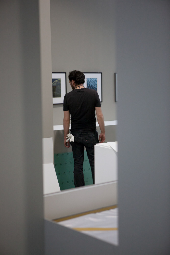 Accrochage de l'exposition "Laure Albin Guillot (1879-1962), l'enjeu classique" au Jeu de Paume. Paris, 18 février 2013.  © Julien Vidal / Parisienne de Photo / Roger-Viollet